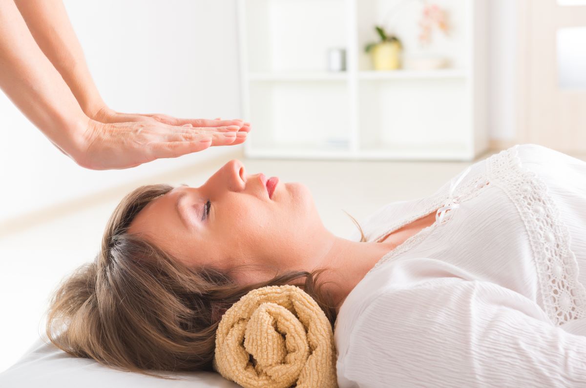 Image of a lady receiving reiki